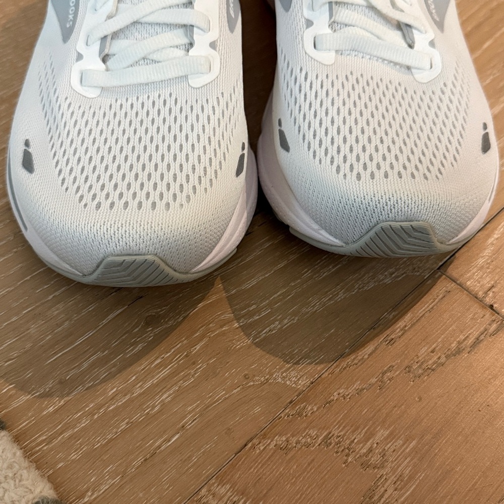 Brooks Adrenaline GTS 23 - Picture 2 of 3